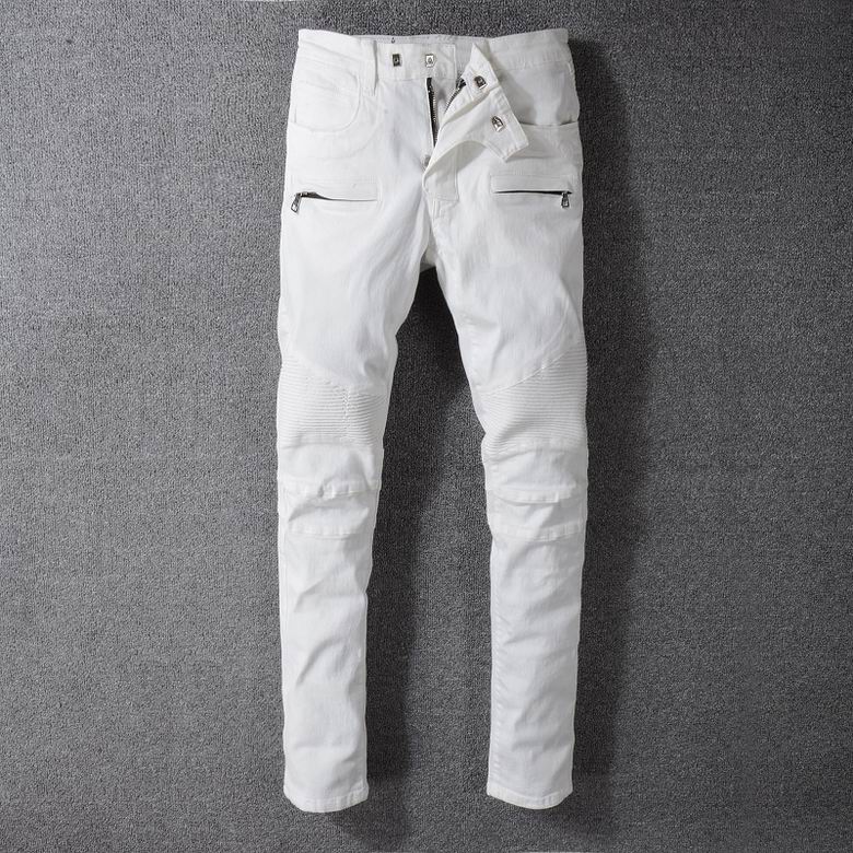 Les jeans Balmain pour homme allient sophistication et caractère, incarnant parfaitement l’ADN luxueux et avant-gardiste de la marque.