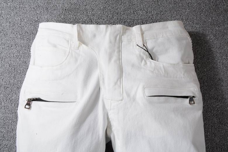 Les jeans Balmain pour homme allient sophistication et caractère, incarnant parfaitement l’ADN luxueux et avant-gardiste de la marque.