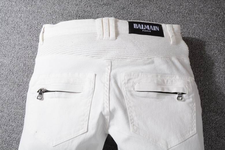 Les jeans Balmain pour homme allient sophistication et caractère, incarnant parfaitement l’ADN luxueux et avant-gardiste de la marque.