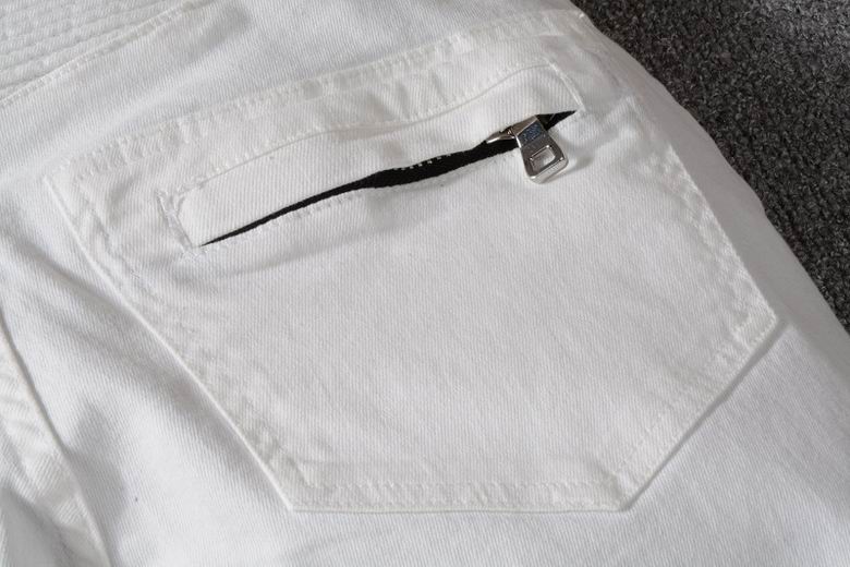 Les jeans Balmain pour homme allient sophistication et caractère, incarnant parfaitement l’ADN luxueux et avant-gardiste de la marque.