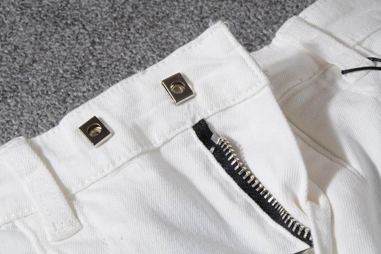 Les jeans Balmain pour homme allient sophistication et caractère, incarnant parfaitement l’ADN luxueux et avant-gardiste de la marque.