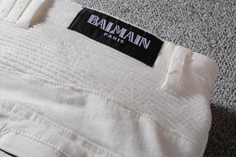 Les jeans Balmain pour homme allient sophistication et caractère, incarnant parfaitement l’ADN luxueux et avant-gardiste de la marque.