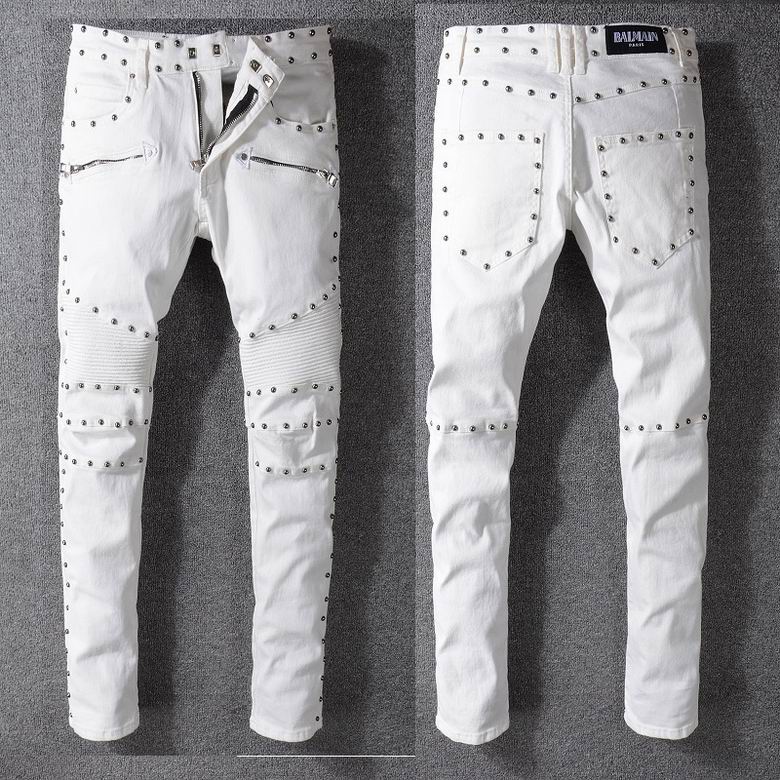 Les jeans Balmain pour homme allient sophistication et caractère, incarnant parfaitement l’ADN luxueux et avant-gardiste de la marque.