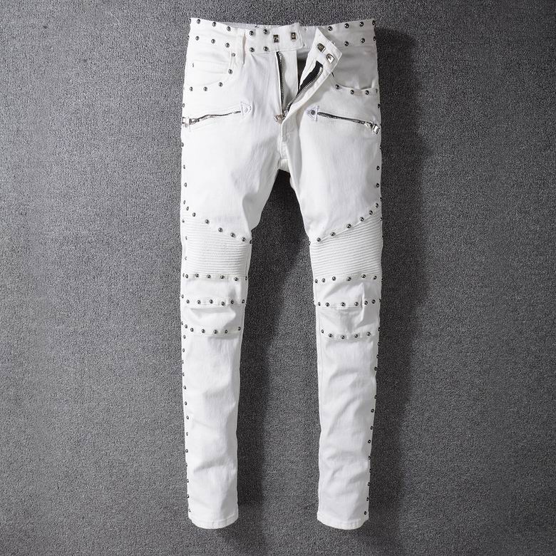 Les jeans Balmain pour homme allient sophistication et caractère, incarnant parfaitement l’ADN luxueux et avant-gardiste de la marque.