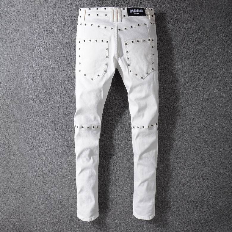 Les jeans Balmain pour homme allient sophistication et caractère, incarnant parfaitement l’ADN luxueux et avant-gardiste de la marque.