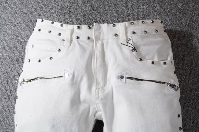 Les jeans Balmain pour homme allient sophistication et caractère, incarnant parfaitement l’ADN luxueux et avant-gardiste de la marque.