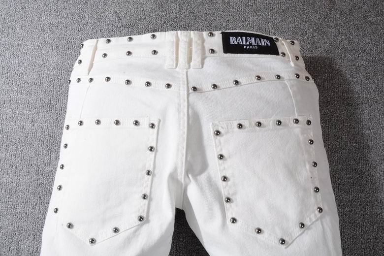 Les jeans Balmain pour homme allient sophistication et caractère, incarnant parfaitement l’ADN luxueux et avant-gardiste de la marque.