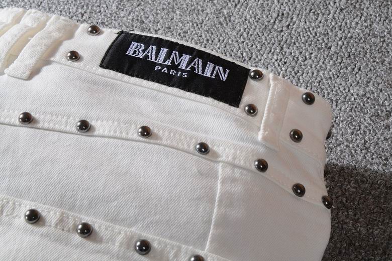 Les jeans Balmain pour homme allient sophistication et caractère, incarnant parfaitement l’ADN luxueux et avant-gardiste de la marque.