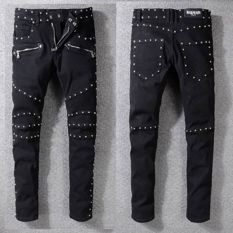 Les jeans Balmain pour homme allient sophistication et caractère, incarnant parfaitement l’ADN luxueux et avant-gardiste de la marque.
