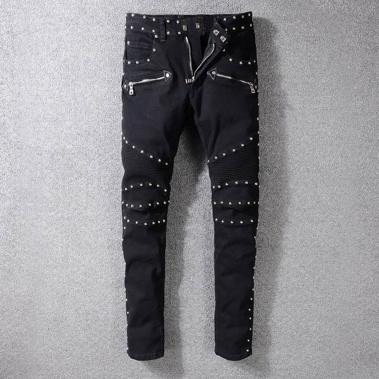 Les jeans Balmain pour homme allient sophistication et caractère, incarnant parfaitement l’ADN luxueux et avant-gardiste de la marque.