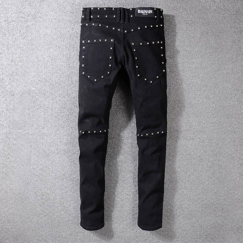 Les jeans Balmain pour homme allient sophistication et caractère, incarnant parfaitement l’ADN luxueux et avant-gardiste de la marque.