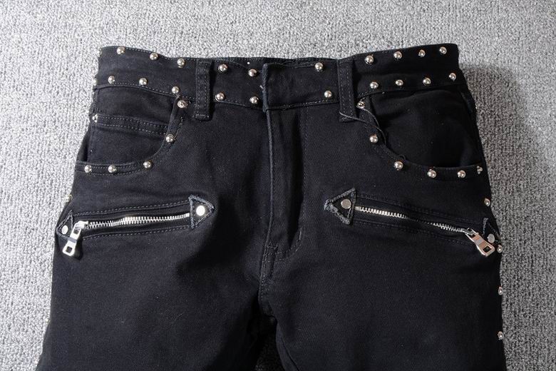 Les jeans Balmain pour homme allient sophistication et caractère, incarnant parfaitement l’ADN luxueux et avant-gardiste de la marque.