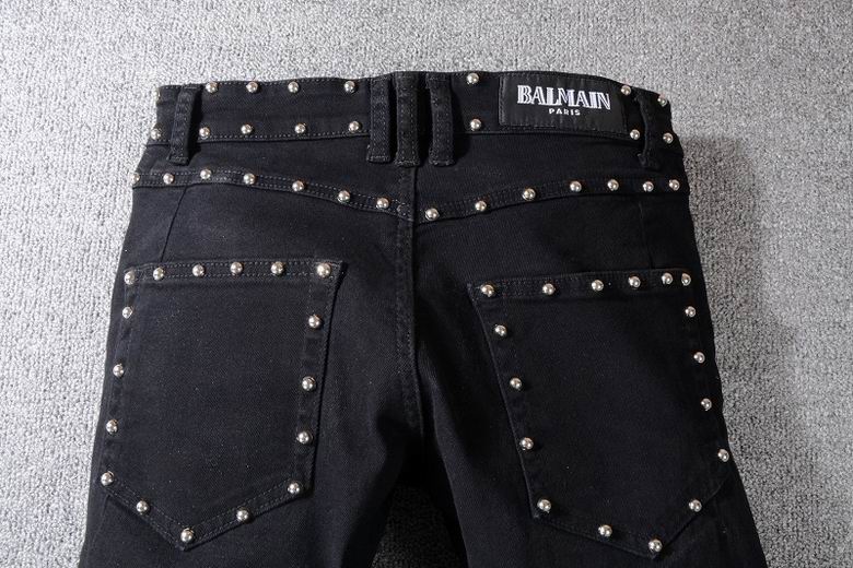 Les jeans Balmain pour homme allient sophistication et caractère, incarnant parfaitement l’ADN luxueux et avant-gardiste de la marque.
