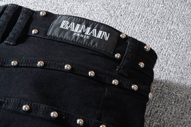 Les jeans Balmain pour homme allient sophistication et caractère, incarnant parfaitement l’ADN luxueux et avant-gardiste de la marque.