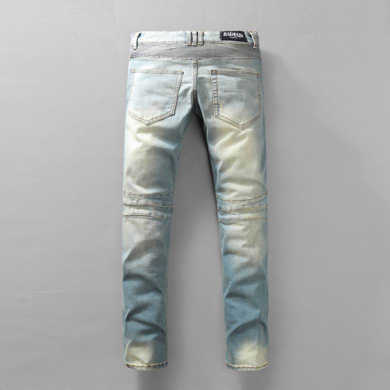 Les jeans Balmain pour homme allient sophistication et caractère, incarnant parfaitement l’ADN luxueux et avant-gardiste de la marque.