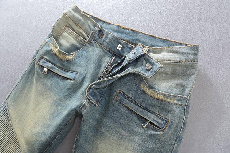 Les jeans Balmain pour homme allient sophistication et caractère, incarnant parfaitement l’ADN luxueux et avant-gardiste de la marque.