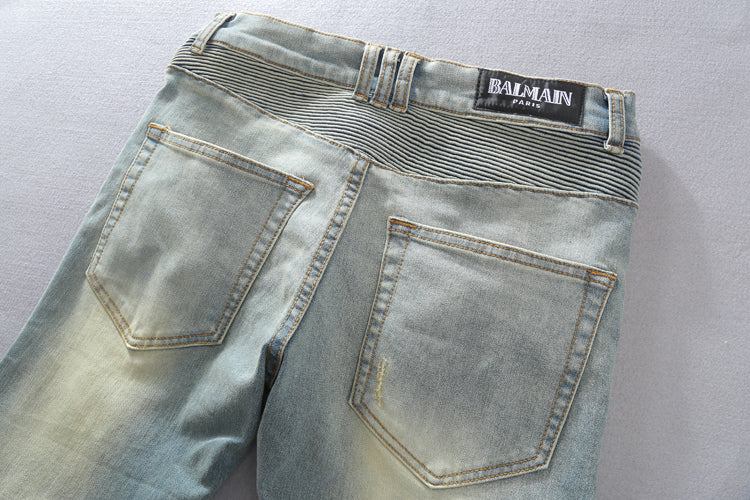 Les jeans Balmain pour homme allient sophistication et caractère, incarnant parfaitement l’ADN luxueux et avant-gardiste de la marque.