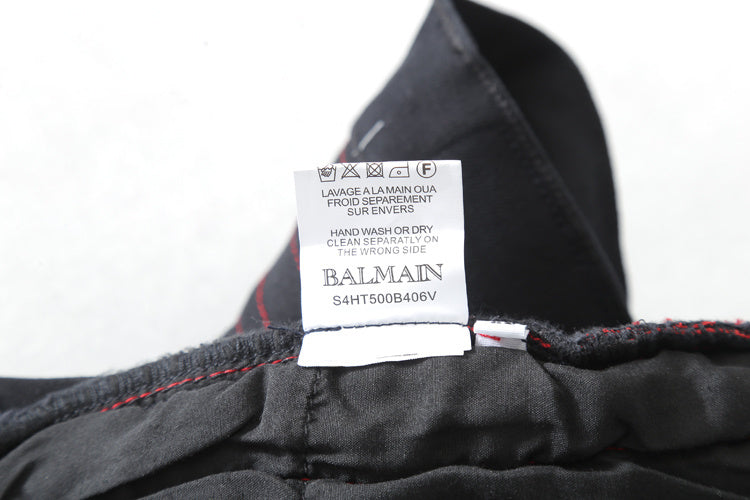 Les jeans Balmain pour homme allient sophistication et caractère, incarnant parfaitement l’ADN luxueux et avant-gardiste de la marque.