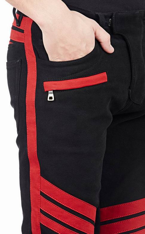 Les jeans Balmain pour homme allient sophistication et caractère, incarnant parfaitement l’ADN luxueux et avant-gardiste de la marque.