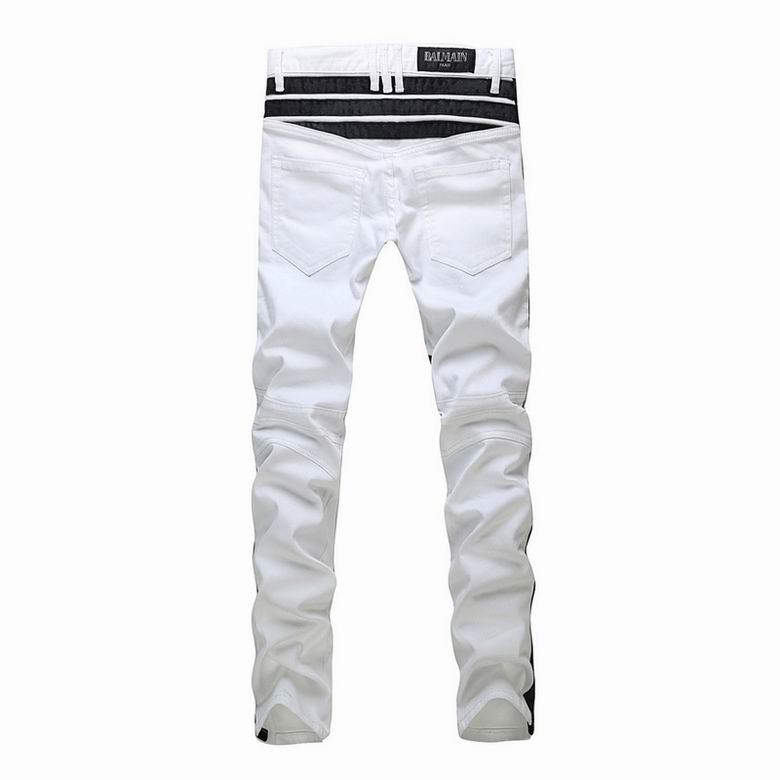 Les jeans Balmain pour homme allient sophistication et caractère, incarnant parfaitement l’ADN luxueux et avant-gardiste de la marque.