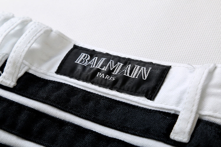 Les jeans Balmain pour homme allient sophistication et caractère, incarnant parfaitement l’ADN luxueux et avant-gardiste de la marque.