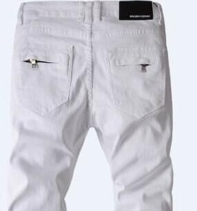 Les jeans Balmain pour homme allient sophistication et caractère, incarnant parfaitement l’ADN luxueux et avant-gardiste de la marque.