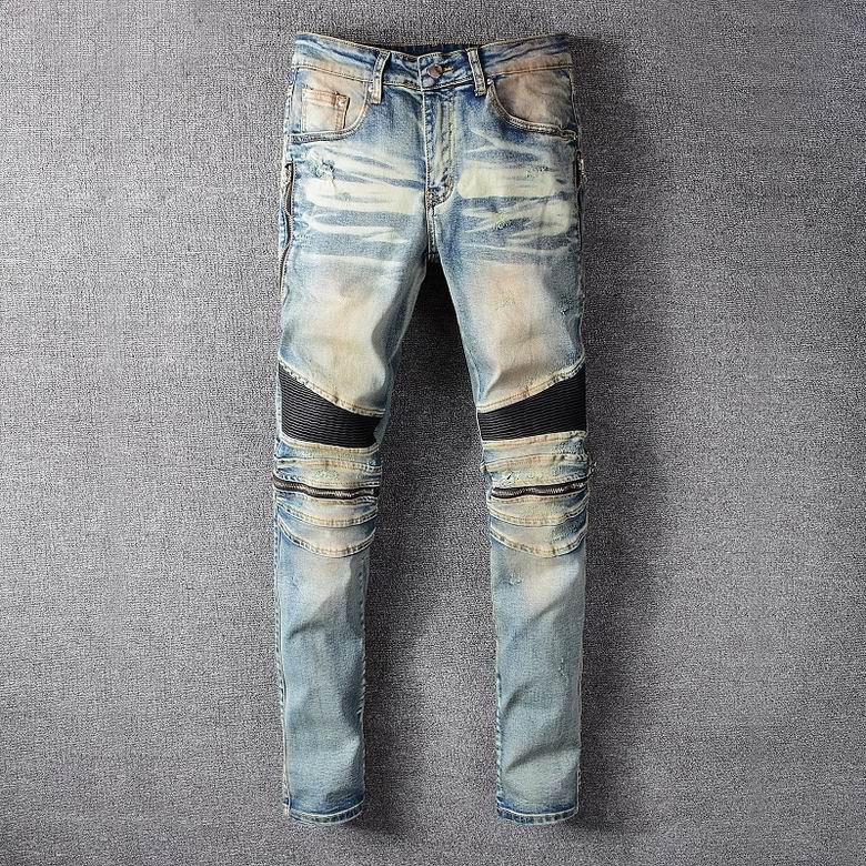 Les jeans Balmain pour homme allient sophistication et caractère, incarnant parfaitement l’ADN luxueux et avant-gardiste de la marque.