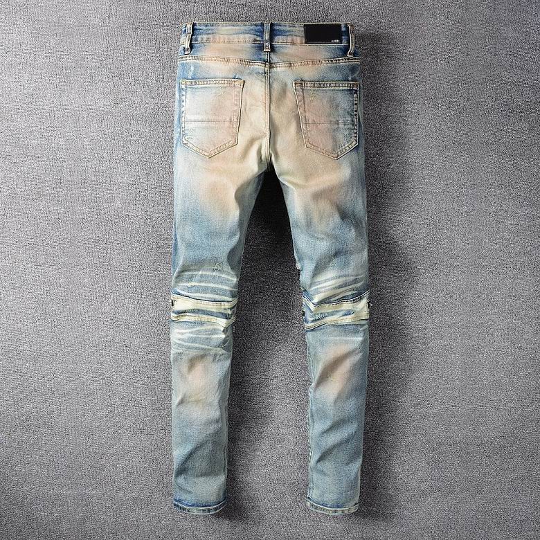 Les jeans Balmain pour homme allient sophistication et caractère, incarnant parfaitement l’ADN luxueux et avant-gardiste de la marque.