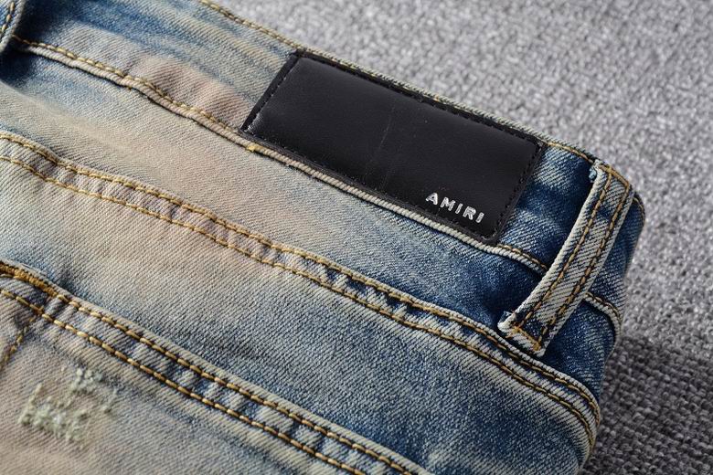 Les jeans Balmain pour homme allient sophistication et caractère, incarnant parfaitement l’ADN luxueux et avant-gardiste de la marque.