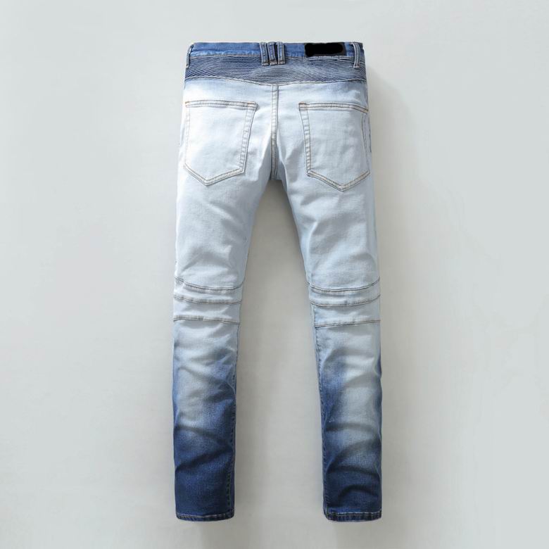 Les jeans Balmain pour homme allient sophistication et caractère, incarnant parfaitement l’ADN luxueux et avant-gardiste de la marque.