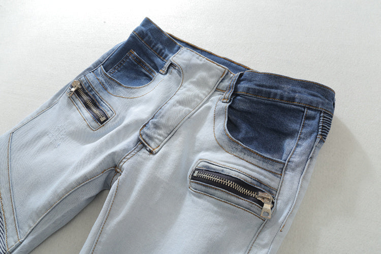 Les jeans Balmain pour homme allient sophistication et caractère, incarnant parfaitement l’ADN luxueux et avant-gardiste de la marque.