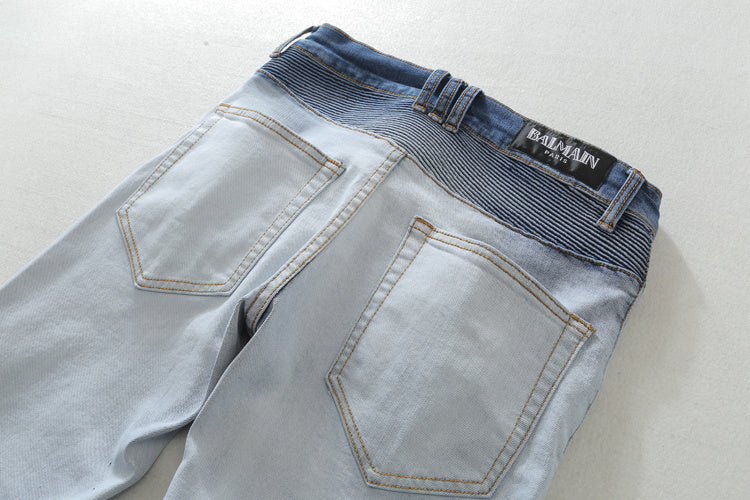 Les jeans Balmain pour homme allient sophistication et caractère, incarnant parfaitement l’ADN luxueux et avant-gardiste de la marque.