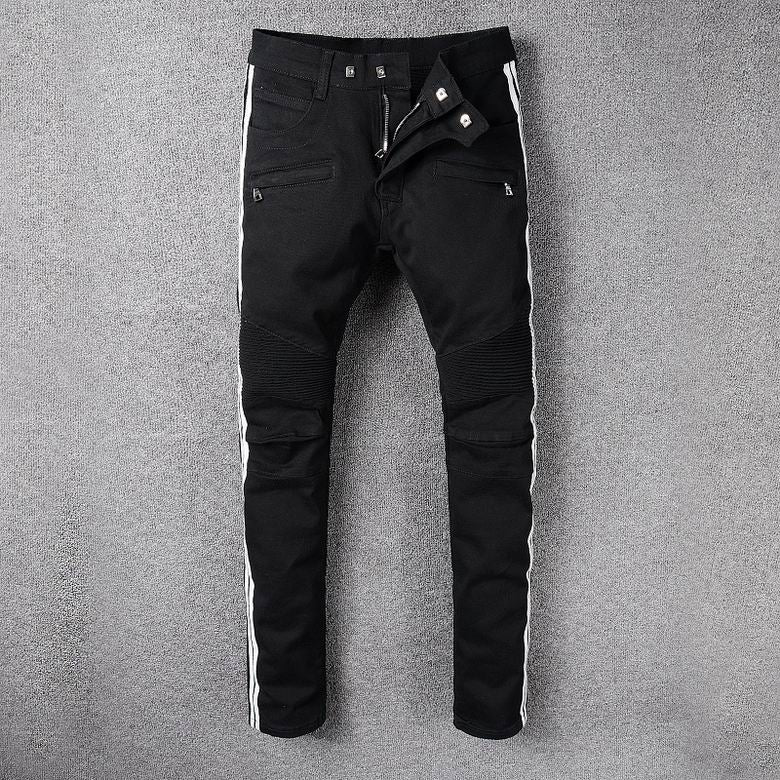 Les jeans Balmain pour homme allient sophistication et caractère, incarnant parfaitement l’ADN luxueux et avant-gardiste de la marque.