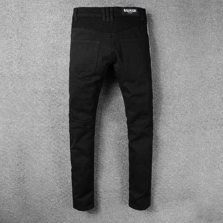 Les jeans Balmain pour homme allient sophistication et caractère, incarnant parfaitement l’ADN luxueux et avant-gardiste de la marque.