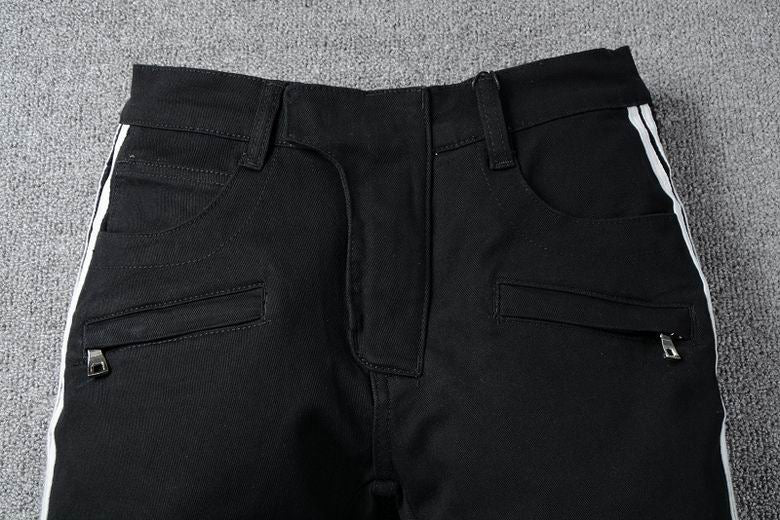 Les jeans Balmain pour homme allient sophistication et caractère, incarnant parfaitement l’ADN luxueux et avant-gardiste de la marque.