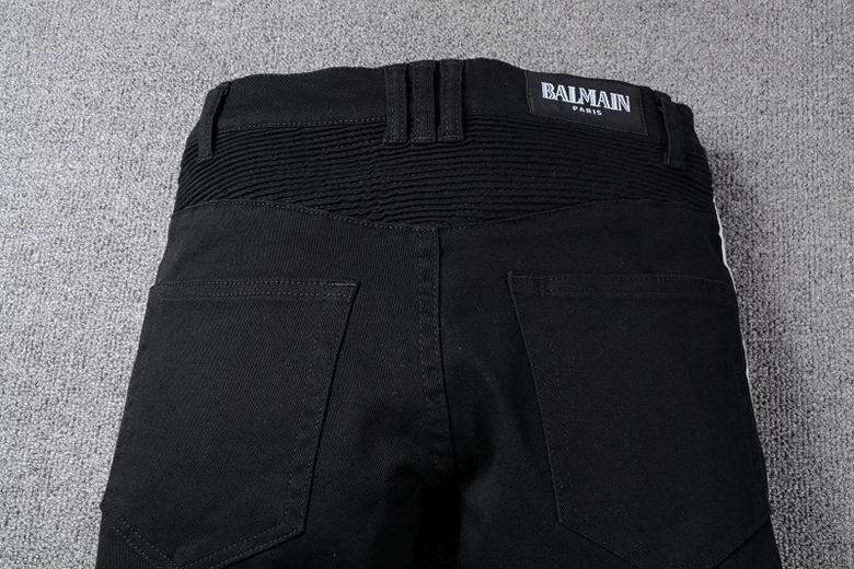 Les jeans Balmain pour homme allient sophistication et caractère, incarnant parfaitement l’ADN luxueux et avant-gardiste de la marque.