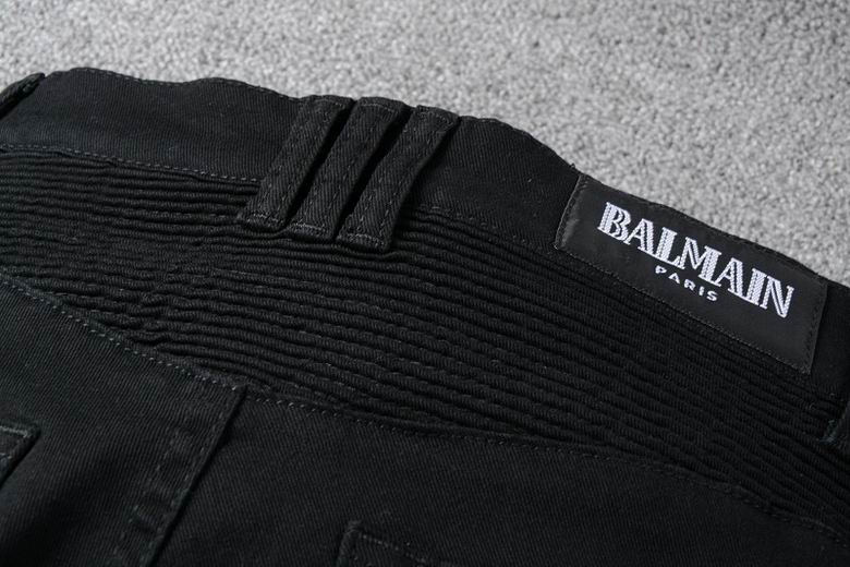 Les jeans Balmain pour homme allient sophistication et caractère, incarnant parfaitement l’ADN luxueux et avant-gardiste de la marque.