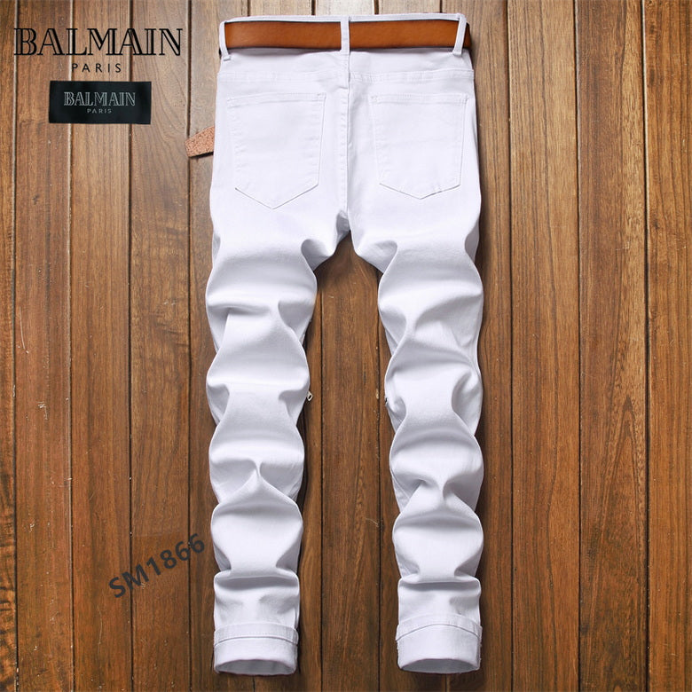 Les jeans Balmain pour homme allient sophistication et caractère, incarnant parfaitement l’ADN luxueux et avant-gardiste de la marque.