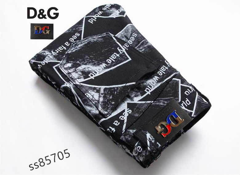 Les jeans D&G pour homme allient sophistication et caractère, incarnant parfaitement l’ADN luxueux et avant-gardiste de la marque.