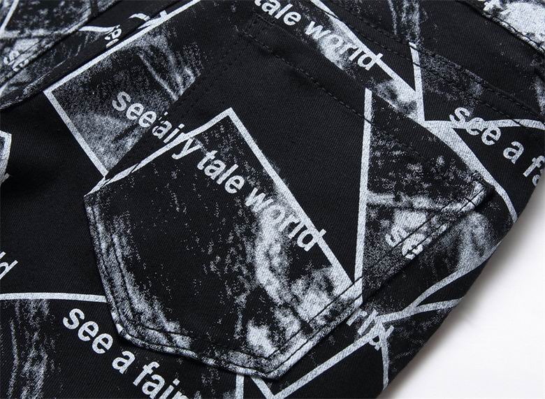 Les jeans D&G pour homme allient sophistication et caractère, incarnant parfaitement l’ADN luxueux et avant-gardiste de la marque.