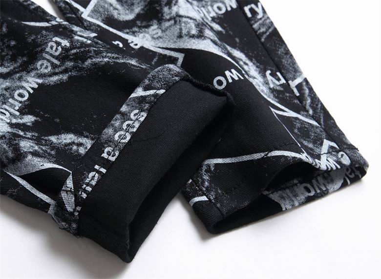 Les jeans D&G pour homme allient sophistication et caractère, incarnant parfaitement l’ADN luxueux et avant-gardiste de la marque.