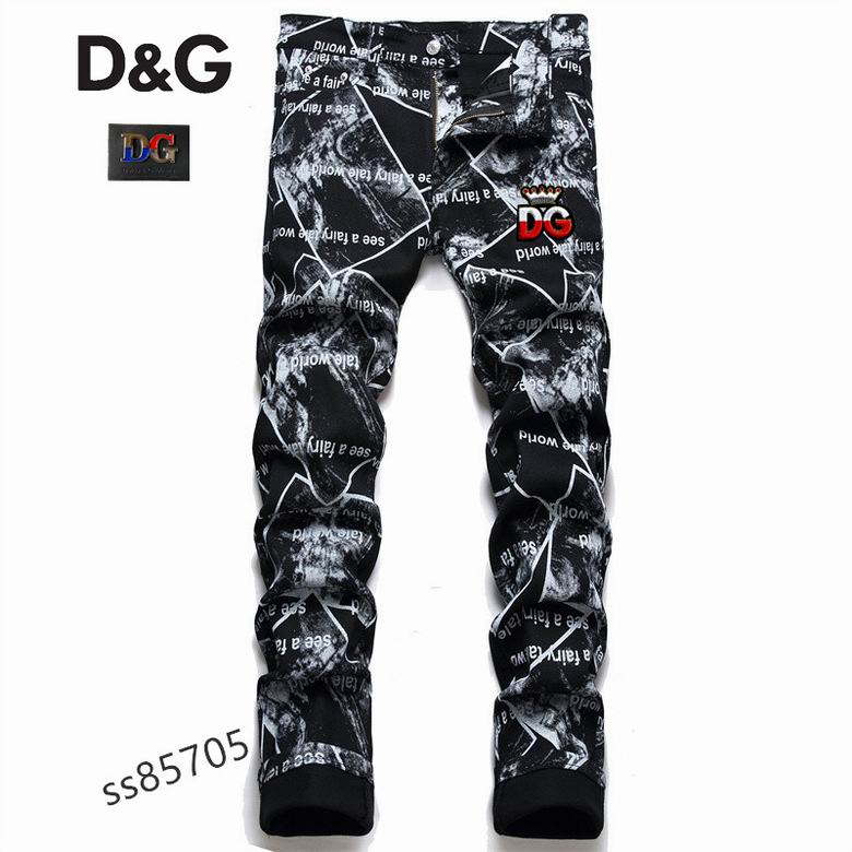 Les jeans D&G pour homme allient sophistication et caractère, incarnant parfaitement l’ADN luxueux et avant-gardiste de la marque.
