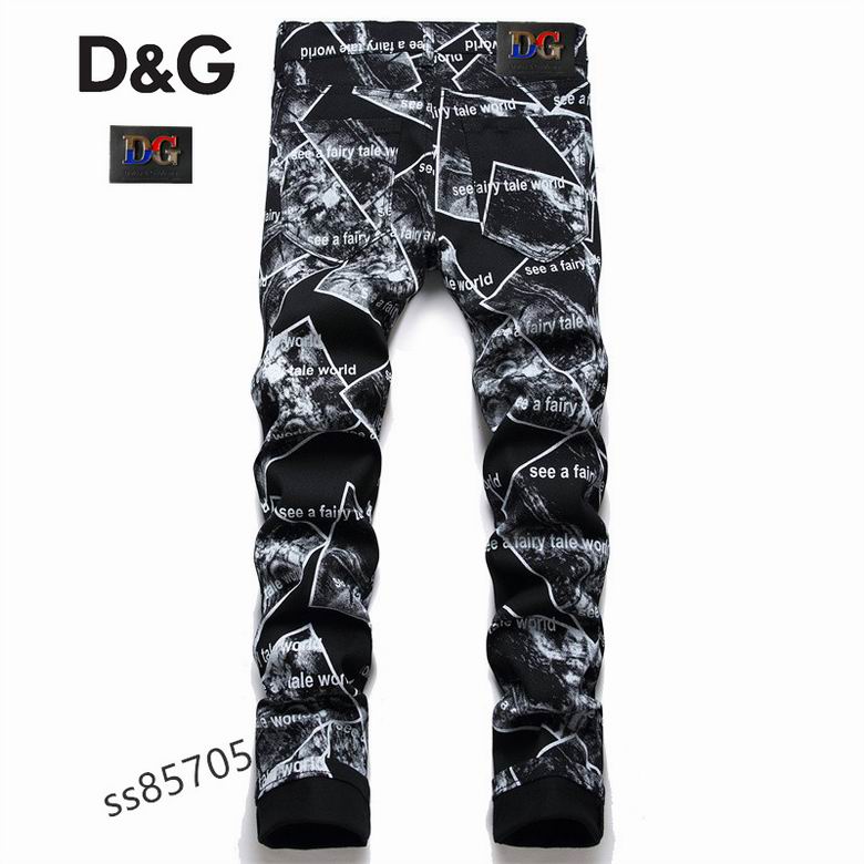 Les jeans D&G pour homme allient sophistication et caractère, incarnant parfaitement l’ADN luxueux et avant-gardiste de la marque.