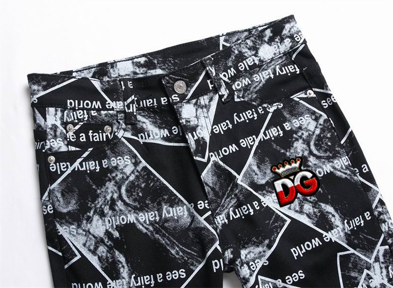 Les jeans D&G pour homme allient sophistication et caractère, incarnant parfaitement l’ADN luxueux et avant-gardiste de la marque.