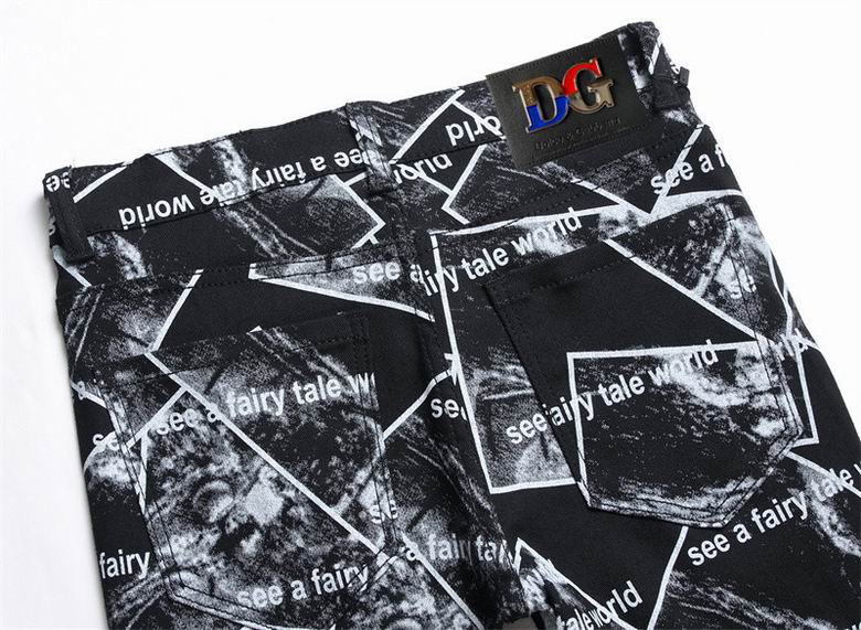 Les jeans D&G pour homme allient sophistication et caractère, incarnant parfaitement l’ADN luxueux et avant-gardiste de la marque.