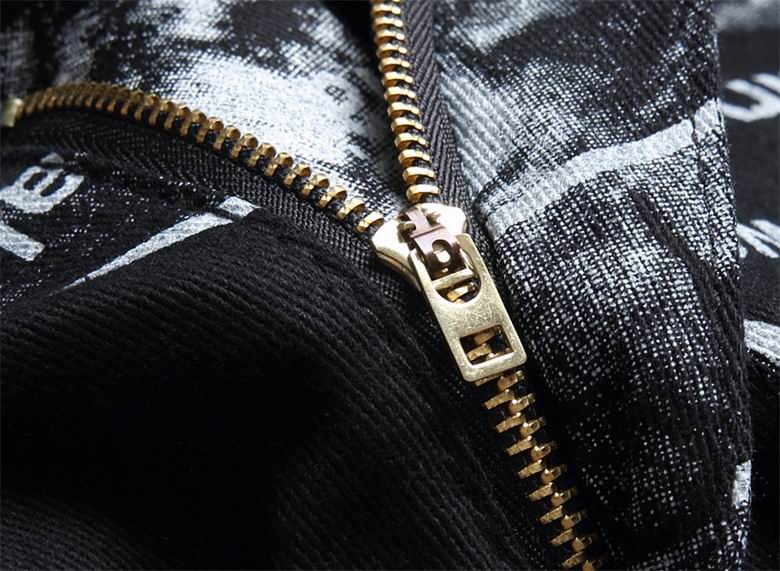 Les jeans D&G pour homme allient sophistication et caractère, incarnant parfaitement l’ADN luxueux et avant-gardiste de la marque.