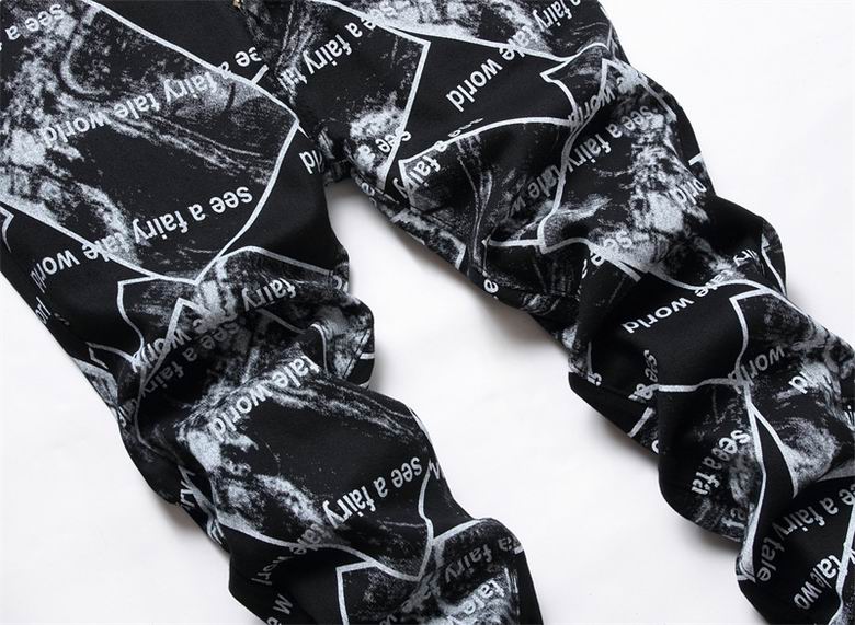 Les jeans D&G pour homme allient sophistication et caractère, incarnant parfaitement l’ADN luxueux et avant-gardiste de la marque.