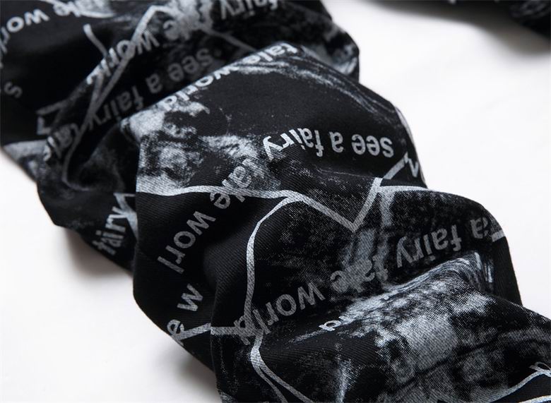 Les jeans D&G pour homme allient sophistication et caractère, incarnant parfaitement l’ADN luxueux et avant-gardiste de la marque.