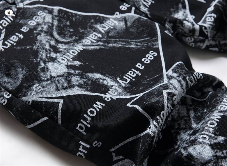 Les jeans D&G pour homme allient sophistication et caractère, incarnant parfaitement l’ADN luxueux et avant-gardiste de la marque.