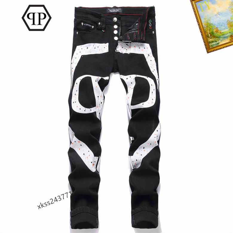 Les jeans Philipp Plein pour homme incarnent un style audacieux et distinctif, parfait pour ceux qui aiment affirmer leur personnalité à travers la mode.
